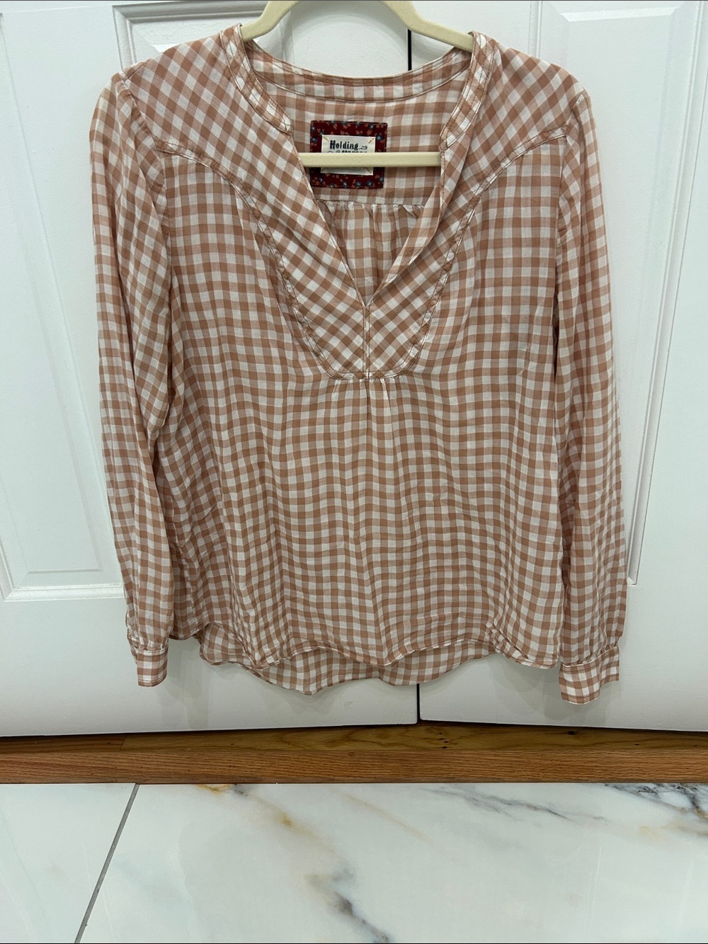 HOLDING HORSES Beige and White Gingham V-Neck Long-Sleeve Blouse - size 6